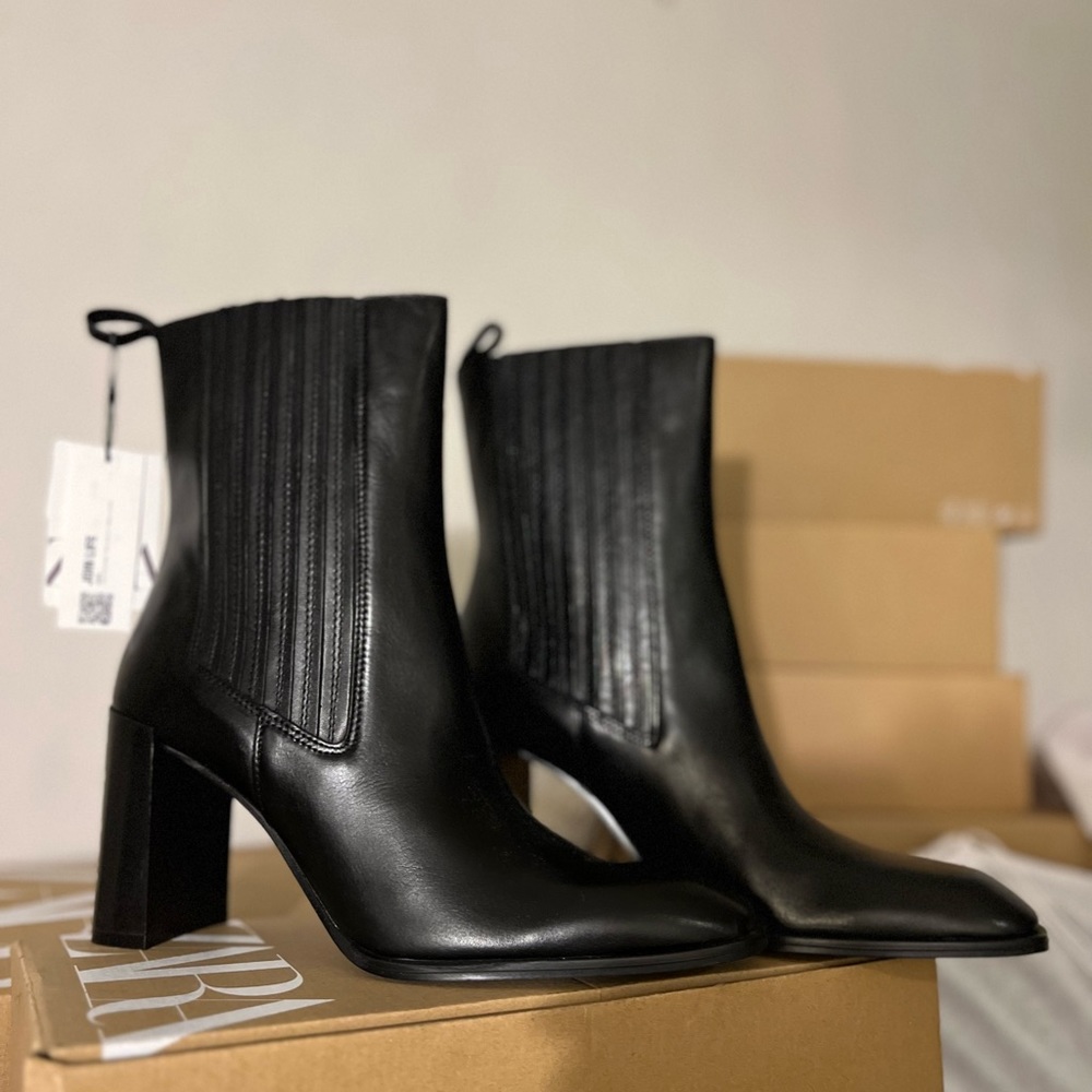 BRAND NEW WITH TAGS: ZARA LEATHER HEELED ANKLE BOOTS